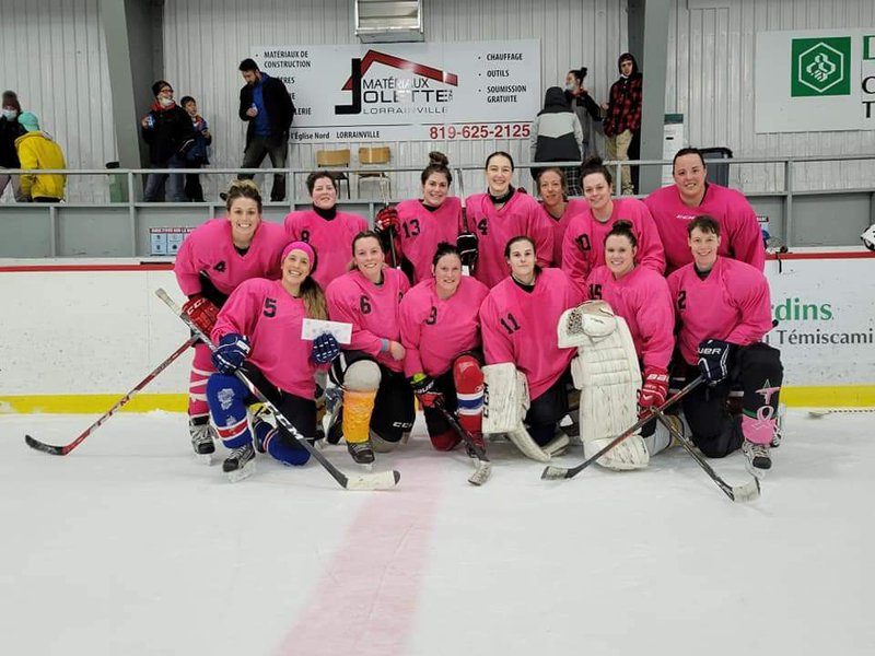 2022-03-26-Tournoi de hockey féminin du Témiscamingue-Les Étincelles roses de Guigues-Finalistes catégorie B+.jpeg