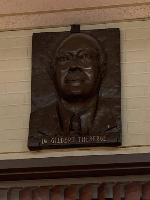 Buste de Gilbert Théberge installé dans la place publique de l&#x27;école.jpg