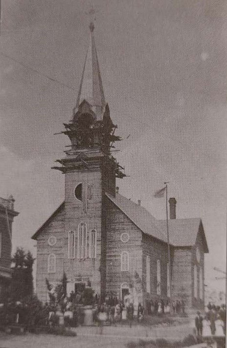 Lorrainville-Église en construction, vers 1909 (Tirée du livre Histoire de Lorrainville) (1).JPEG