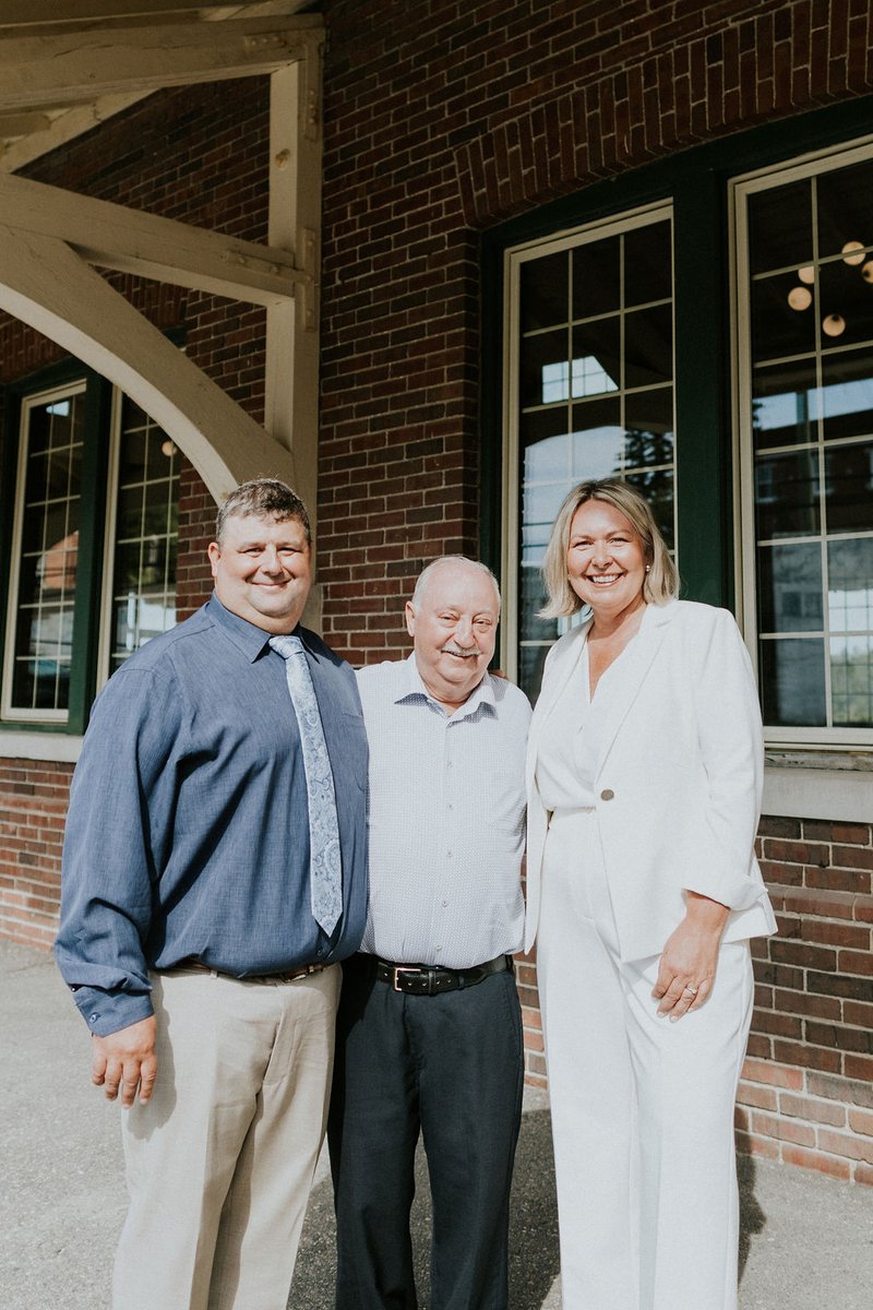 Mel et Adam Peddie avec Pamela Hamel