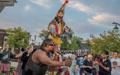 Neiluj Bigg et le géant pendant l'Afrostival 2026