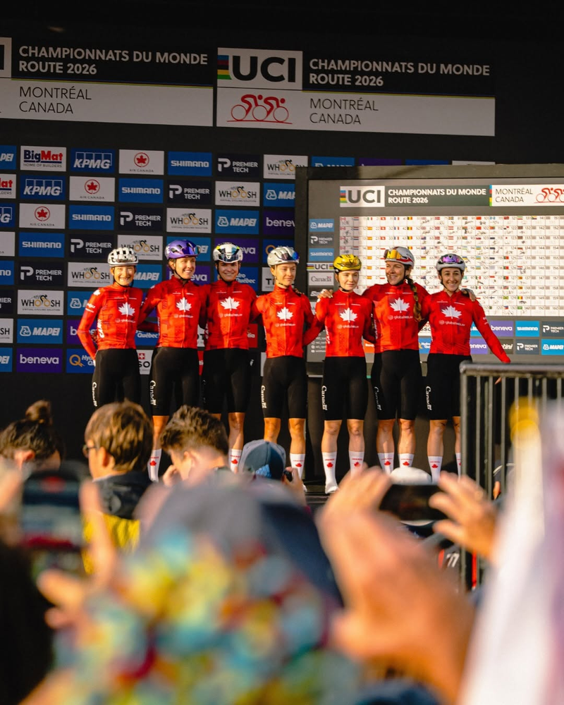 Présentation de l’équipe canadienne lors des Championnats Mondiaux de cyclisme sur route 2026 à Montréal. Olivia Baril, troisième à partir de la gauche a participé au contre-la-montre, au relais mixte et à la course sur route avant de tirer sa révérence.