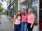 La porte-parole des Journées de la culture à Rouyn-Noranda, Mélanie Nadeau, entourée de sa fille Delphine et sa mère Françoise, qu’il est possible d’apercevoir sur les affiches de l’événement.