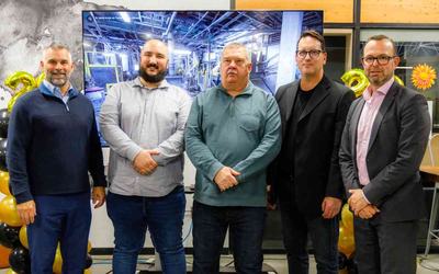 Le directeur de la CSSOB, Jean-François Pressé, accompagné par deux enseignants, le directeur du CFP Val-d’Or et du coordonnateur du Centre national des mines