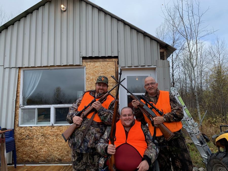 Mario Fournier et ses deux fils | Cahier Chasse 2026