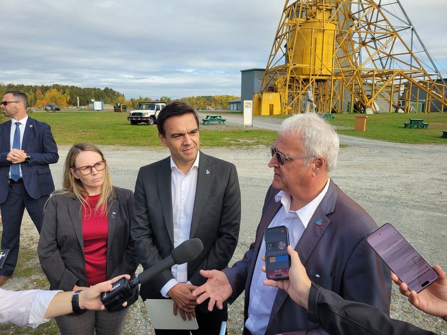 Charles Milliard était accompagné par ses candidats d’Abitibi-Est et de Rouyn-Noranda–Témiscamingue, Pierre Dufour et Leanne Loney.