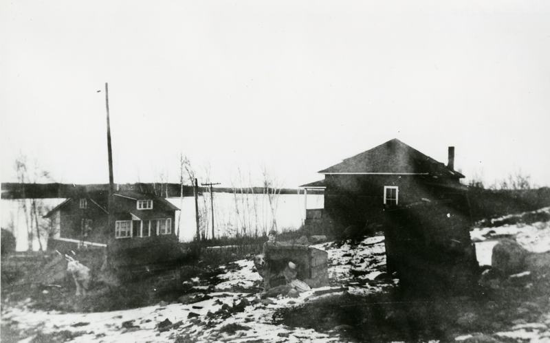 Deux maisons sur les bords du lac Rouyn qui ont été déménagées sur la rue Perreault.