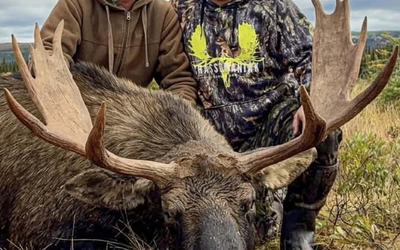 Steve Fraser et un des membre de Chassomaniak à sa pourvoirie - crédit photo Steve Fraser