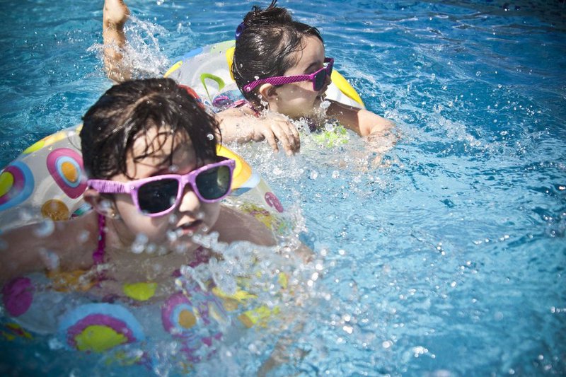 UNE 2 - sunglasses-1284419_1920_web.jpg